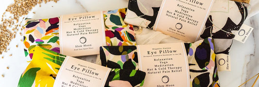 Økologiske øyeputer fra slow moon som brukes til yoga, meditasjon og avslapning. Kan også brukes for å lindre smerte.