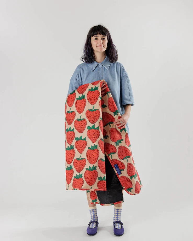 BAGGU Puffy Picnic Blanket - Strawberry