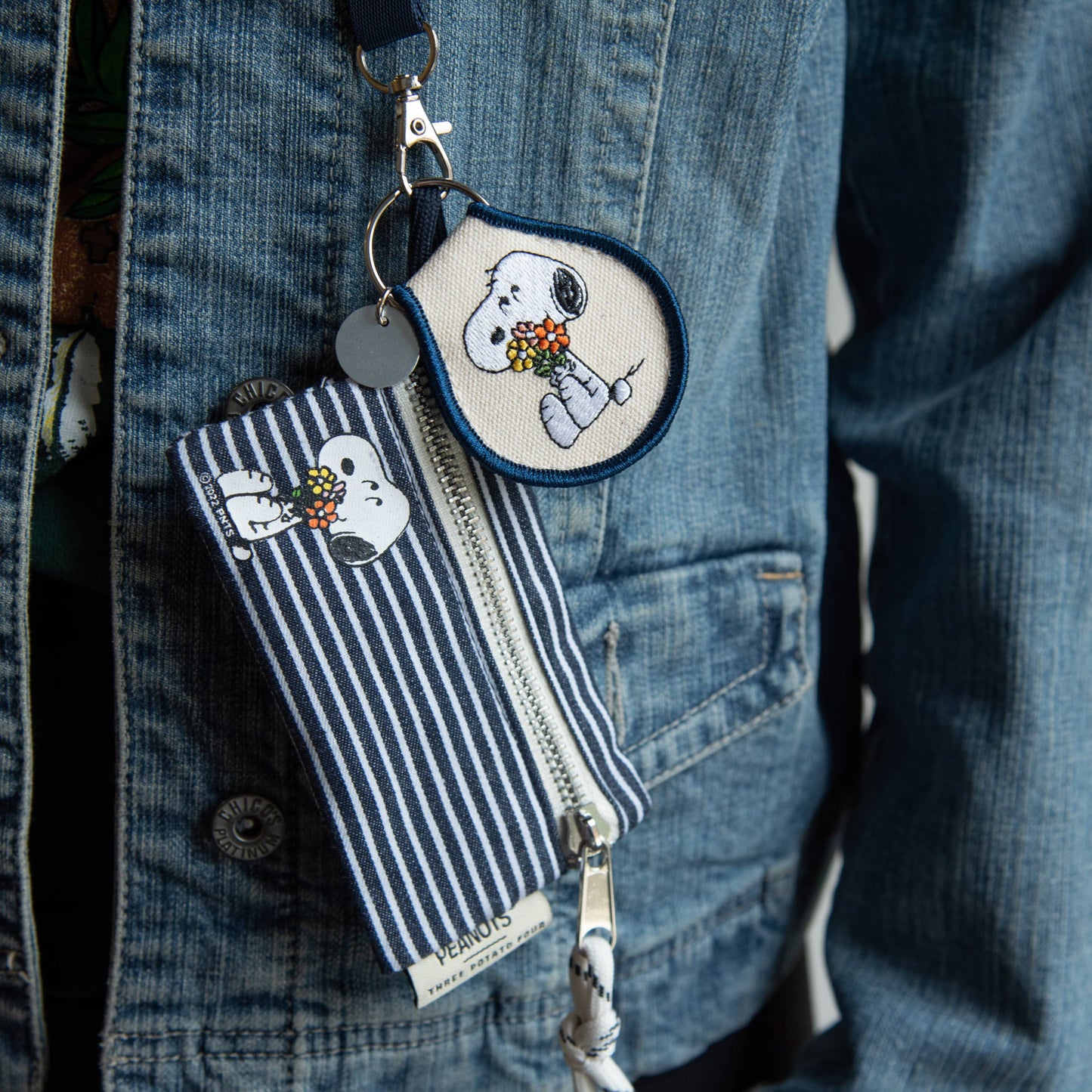 Snoopy Blomsterbukett - Brodert Nøkkelring