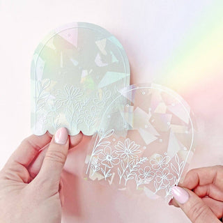 The Rosy Redhead - White Florals Suncatcher - Regnbue Vindusdekal - COLORPOP