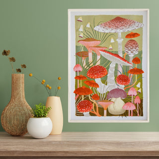 Få liv hjemme med vårt utvalg av fargerike plakater, håndplukket fra talentfulle samtidskunstnere og illustratører. Velg mellom moderne motiver, søte pasteller, nydelige blomster eller figurative motiver. Rask levering! Fri frakt over kr.1000,-