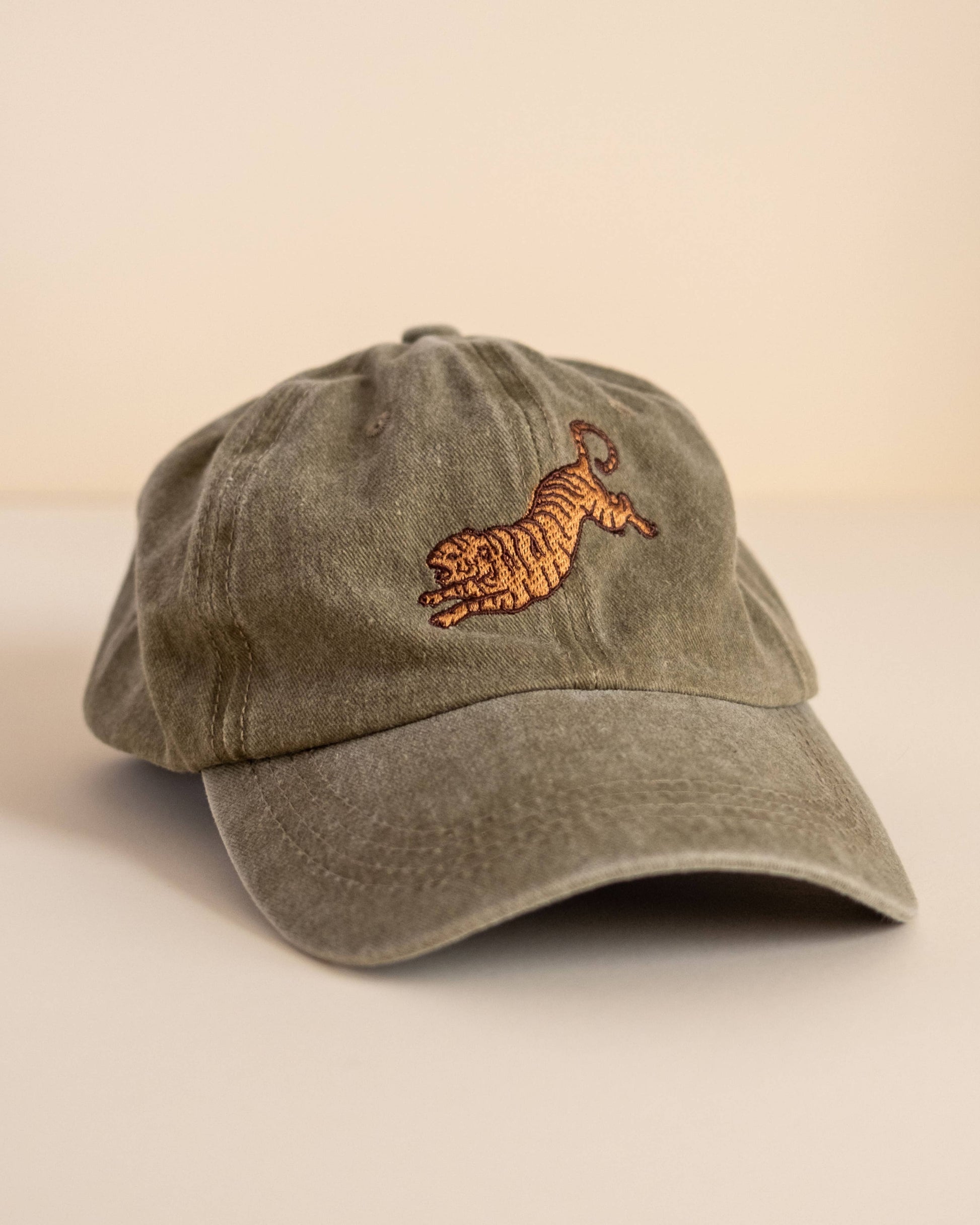 Grønn Caps med en brodert tiger på