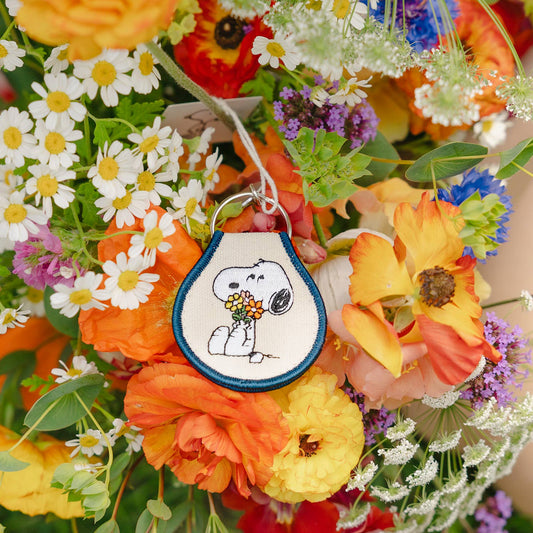 Snoopy Blomsterbukett - Brodert Nøkkelring