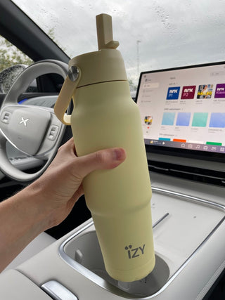 IZY Bottles - IZY Drikkeflaske Med Sugerør - Butter Yellow 900ML - COLORPOP