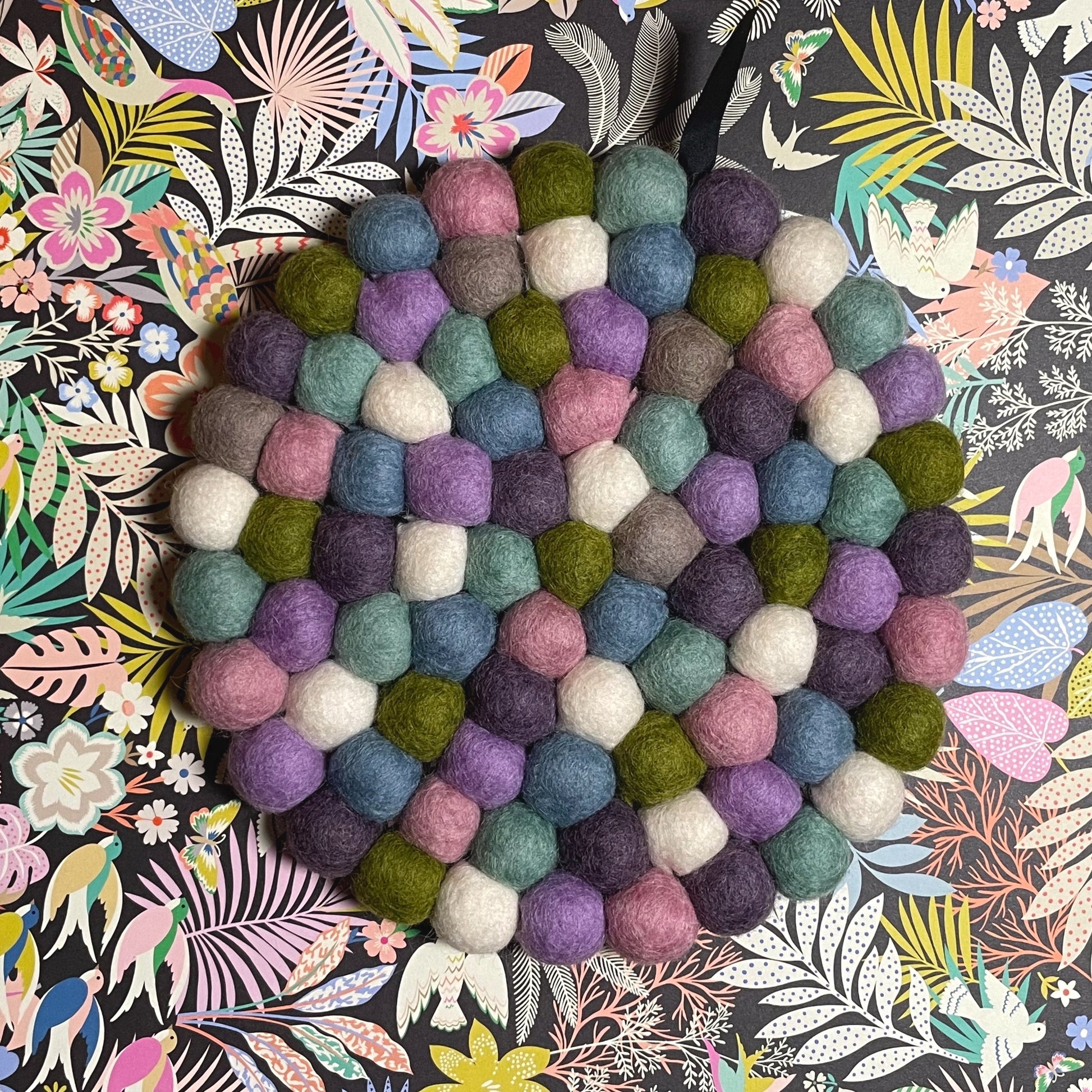 COLORPOP - Fair Trade Gryteunderlag i Ull - Multi Rosa & Lilla - COLORPOP